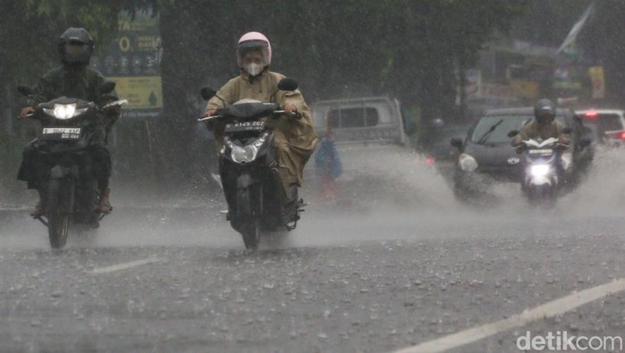 Potensi Cuaca Ekstrem Masih Mengintai Sebagian Wilayah RI BMKG mengungkapkan, dalam sepekan terakhir, tercatat curah hujan sangat lebat hingga ekstrem terjadi di beberapa wilayah Indonesia. Masyarakat diimbau untuk tetap waspada.