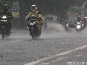 6 Dinamika Atmosfer Biang Kerok Hujan Awet di RI, Bibit Siklon Tropis 93S dan 95S Termasuk