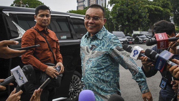 Wakil Ketua DPR Sufmi Dasco Ahmad menjawab pertanyaan wartawan sebelum bertemu Presiden Prabowo Subianto di kompleks Istana Kepresidenan, Jakarta, Selasa (4/2/2025). ANTARA FOTO/Galih Pradipta/Spt.