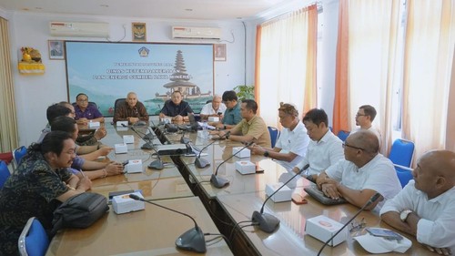 Rakor Disnaker ESDM Bali, PT Pertamina Patra Niaga, Hiswana Migas Bali, serta Tim Pengawasan Terpadu Disperindag Ruang Rapat Siddhakarya Disnaker ESDM Bali, Selasa (4/2/2025). Rakor untuk menyikapi polemik distribusi LPG 3 kg. (Dok. Pemprov Bali)