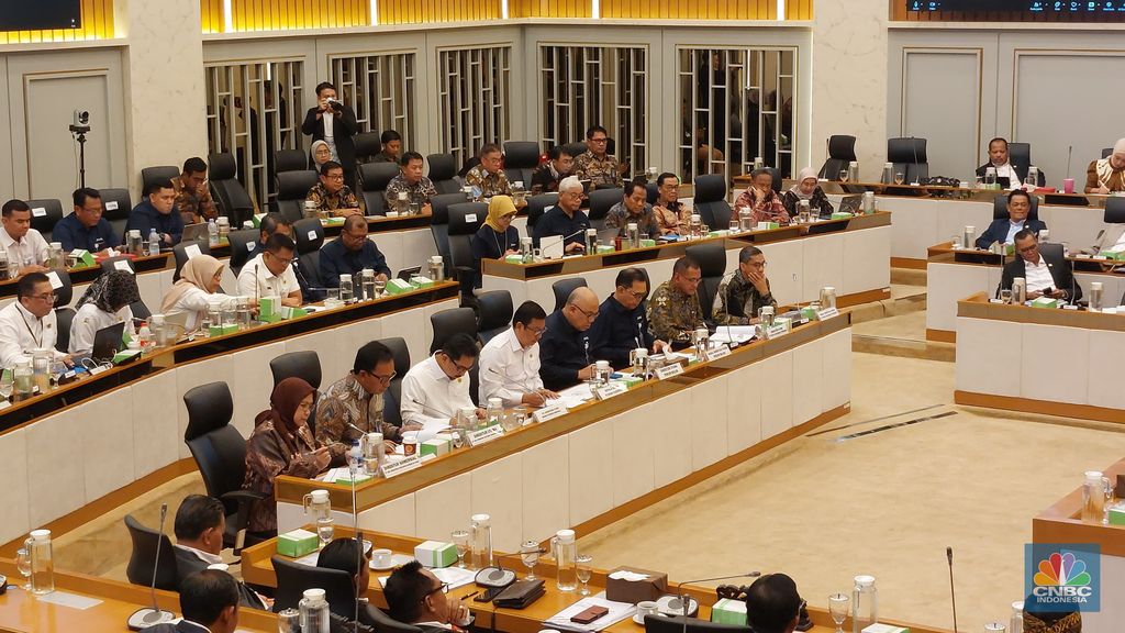 Rapat Dengar Pendapat (RDP) Komisi IV bersama Kepala Bapanas dan BUMN Pangan di Kompleks Parlemen, Jakarta, Selasa (4/2/2025). (CNBC Indonesia/Martyasari RIzky)