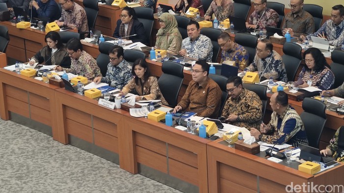 Rapat Menkomdigi dan DPR
