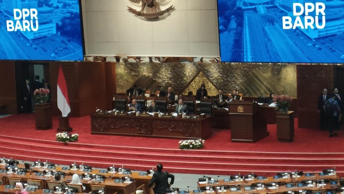 Rapat paripurna dengah agenda pengesahan RUU BUMN