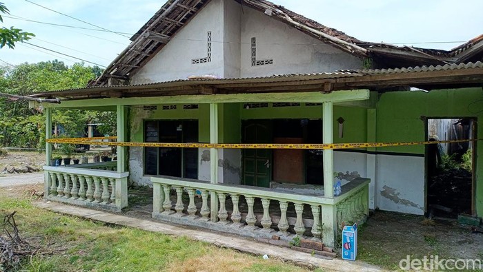 Rumah TKP Watiyem tewas dilinggis Agus di Tamantirto, Kasihan, Bantul, kini digaris polisi. Foto diambil Selasa (4/2/2025).