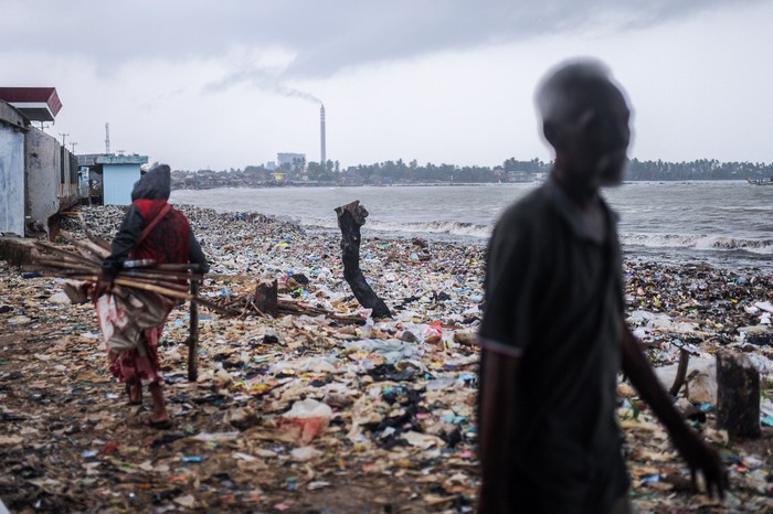 Warga melintas di sekitar tumpukan sampah di Pantai Teluk Labuan, Pandeglang, Banten, Selasa (4/1/2025). Tumpukan sampah yang sebelumnya telah dibersihkan pegiat lingkungan bersama pemerintah tersebut kini menumpuk kembali, selain akibat terbawa gelombang tinggi, juga disebabkan minimnya kesadaran warga dalam membuang sampah. ANTARA FOTO/Muhammad Bagus Khoirunas/Spt.