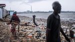 Penampakan Sampah Kembali Menumpuk di Pantai Teluk Labuan