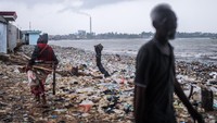 Sampah yang sebelumnya telah dibersihkan pegiat lingkungan bersama pemerintah tersebut kini kembali menumpuk.