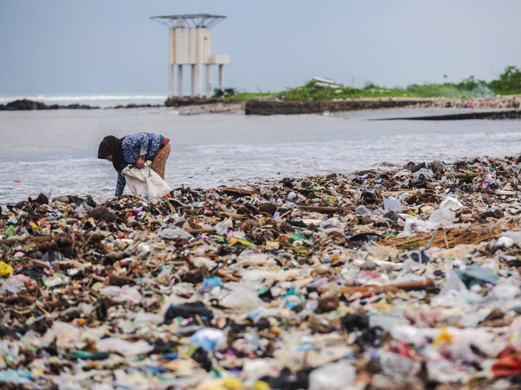 Penampakan Sampah Kembali Menumpuk di Pantai Teluk Labuan