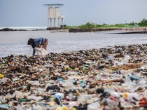Penampakan Sampah Kembali Menumpuk di Pantai Teluk Labuan