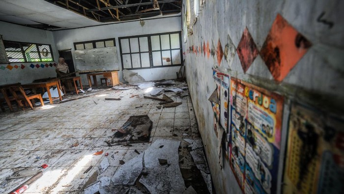 Siswa kelas 1 mengikuti kegiatan belajar mengajar di luar ruangan SD Negeri Pasirtenjo 4, Pandeglang, Banten, Selasa (4/2/2025). Menurut pihak sekolah, sebanyak enam ruang kelas satu mengalami kerusakan dan satu di antaranya rusak parah dengan kondisi atap roboh sehingga menyebabkan kegiatan belajar mengajar terpaksa dilaksanakan di luar ruangan dan hingga kini belum mendapatkan perhatian dari Pemerintah Kabupaten Pandeglang. ANTARA FOTO/Muhammad Bagus Khoirunas/tom.
