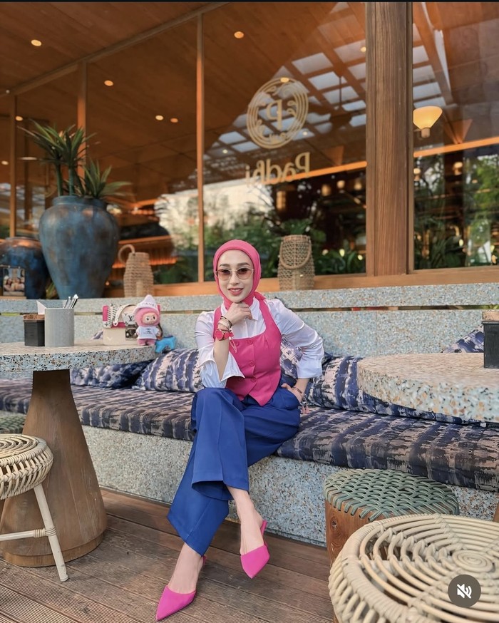 Serunya Reza Gladys Makan Pasta di Restoran hingga Jajan Cilok