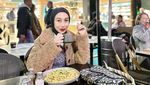 Intip Keseruan Reza Gladys Makan Pasta di Restoran hingga Jajan Cilok