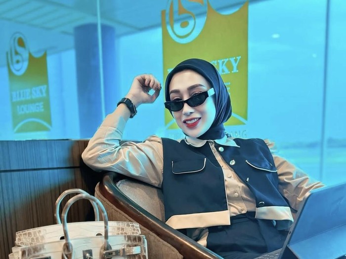 Serunya Reza Gladys Makan Pasta di Restoran hingga Jajan Cilok