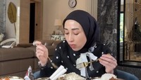 Di meja makan rumahnya, pebisnis kecantikan itu menikmati berbagai macam hidangan lezat. Mulai dari nasi, bakso, batagor, sampai kue cubit juga hadir di meja makannya. Foto: Instagram @rezagladys_