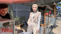 Selain makanan-makanan mewah, dokter kecantikan ini juga sempat menunjukkan momen jajan kaki lima. Setelah berkeliling, ia memutuskan untuk beli cilok gerobakan. Foto: Instagram @rezagladys_