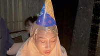 Belum lama ini, dokter yang melaporkan artis inisial NM ke polisi itu berulang tahun. Tentu saja ada kue sampai hadiah yang sudah disiapkan keluarganya. Foto: Instagram @rezagladys_