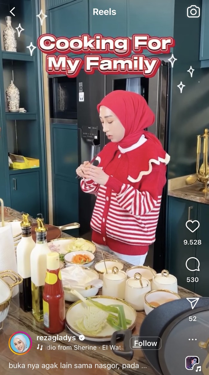 Serunya Reza Gladys Makan Pasta di Restoran hingga Jajan Cilok