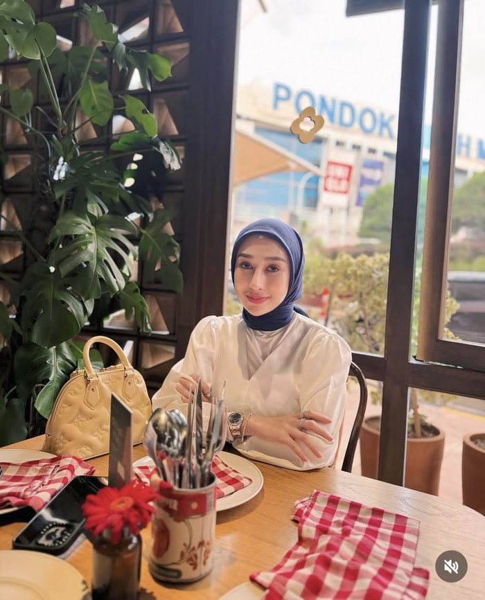 Serunya Reza Gladys Makan Pasta di Restoran hingga Jajan Cilok