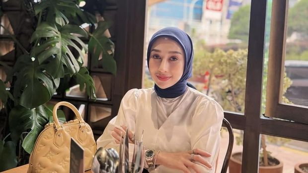 Serunya Reza Gladys Makan Pasta di Restoran hingga Jajan Cilok