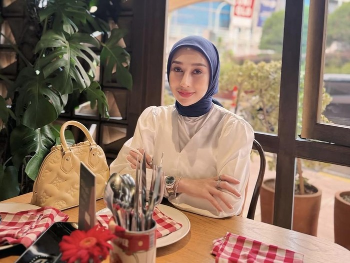 Serunya Reza Gladys Makan Pasta di Restoran hingga Jajan Cilok