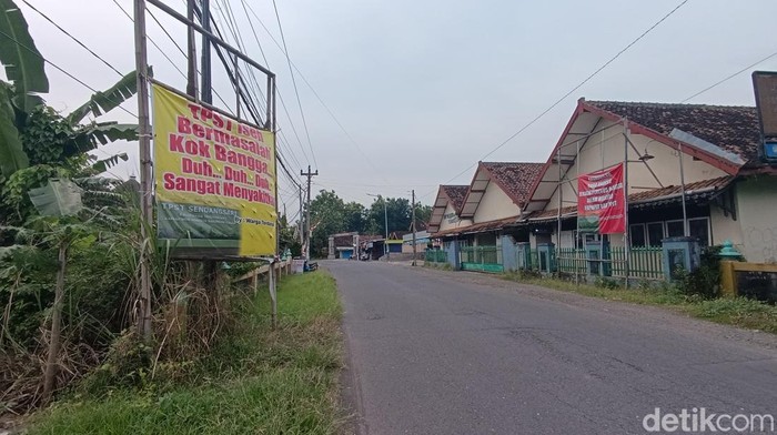 Spanduk protes keberadaan TPST Sendangsari, Minggir di ruas jalan Kebon Agung, Kapanewon Minggir, Sleman, Selasa (4/2/2025).