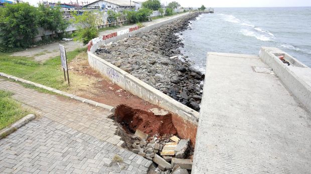 Suasana tanggul pengaman laut yang rusak di Muara Baru, Jakarta, Selasa (4/2/2025). (CNBC Indonesia/Muhammad Sabki)