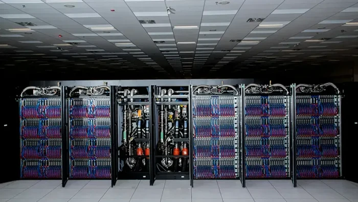 Superkomputer Venado selama instalasi di Los Alamos National Laboratory.