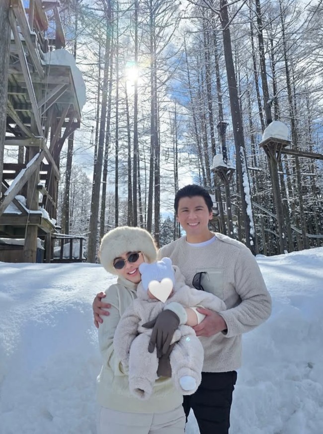 Syahrini dan Reino juga turut mengajak putri kecilnya, baby Princess R bermain salju. Dari keterangan unggahan diketahui bahwa itu adalah momen pertama bagi baby Princess R bermain salju. Foto: Instagram/@princessyahrini