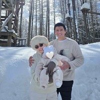 Syahrini dan Reino juga turut mengajak putri kecilnya, baby Princess R bermain salju. Dari keterangan unggahan diketahui bahwa itu adalah momen pertama bagi baby Princess R bermain salju. Foto: Instagram/@princessyahrini