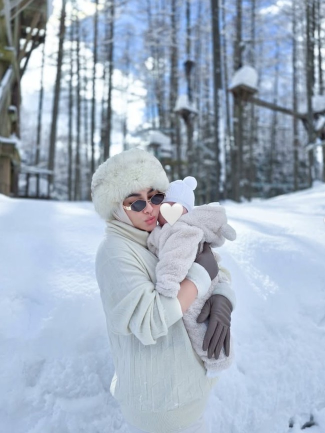 Syahrini dan putri kecilnya tampil kompak dalam busana serba putih. Sayangnya wajah sang anak hingga kini masih tampak disembunyikan dengan cara ditutupi menggunakan stiker. Foto: Instagram/@princessyahrini