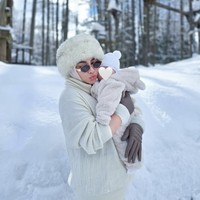 Syahrini dan putri kecilnya tampil kompak dalam busana serba putih. Sayangnya wajah sang anak hingga kini masih tampak disembunyikan dengan cara ditutupi menggunakan stiker. Foto: Instagram/@princessyahrini