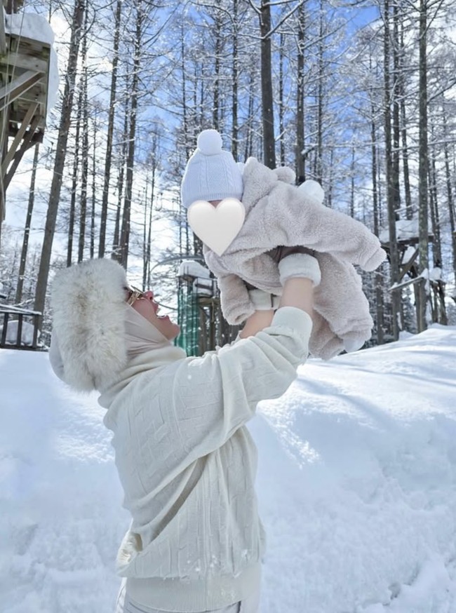Syahrini memilih mengenakan sweater putih yang dipadukan dengan celana panjang dan hijab senada. Ia juga melengkapi penampilannya dengan topi bulu dan kaca mata hitam. Meski terlihat simpel, namun ternyata sweater yang dikenakan Syahrini itu berasal dari merek mewah Hermes. H Long Sleeve Sweater dibanderol dengan harga sekitar Rp 29 juta. Foto: Instagram/@princessyahrini