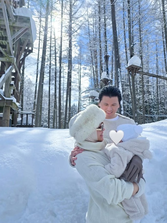 Tak hanya kompak dengan sang anak, suami Syahrini, Reino Barack juga terlihat ikut mengenakan busana berwarna putih. Pose di tengah salju, ketiganya tampak begitu bahagia dan menikmati waktu kebersamaan mereka. Foto: Instagram/@princessyahrini