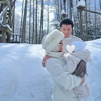 Tak hanya kompak dengan sang anak, suami Syahrini, Reino Barack juga terlihat ikut mengenakan busana berwarna putih. Pose di tengah salju, ketiganya tampak begitu bahagia dan menikmati waktu kebersamaan mereka. Foto: Instagram/@princessyahrini