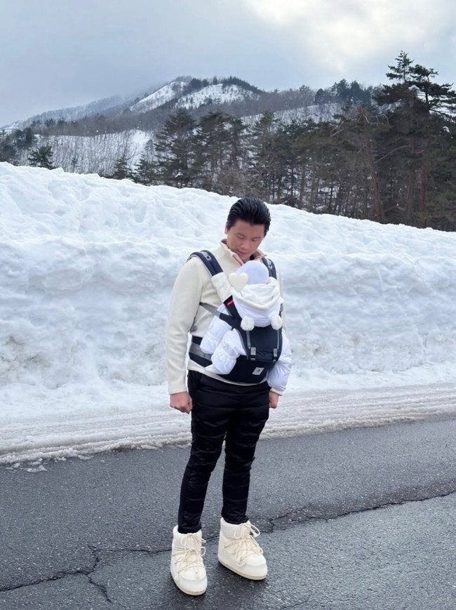 Sebagai ayah siaga, Reino terlihat ikut momong putrinya dan menggendong putrinya tersebut saat berjalan-jalan di Jepang yang sedang turun salju. Foto: Instagram/@princessyahrini