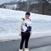 Sebagai ayah siaga, Reino terlihat ikut momong putrinya dan menggendong putrinya tersebut saat berjalan-jalan di Jepang yang sedang turun salju. Foto: Instagram/@princessyahrini