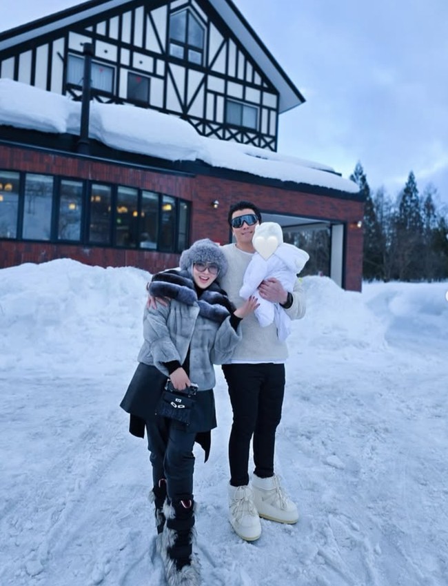 Di kesempatan lain Syahrini terlihaat tampil mengenakan mantel bulu dipadukan dengan topi bulu abu-abu dan celana panjang serta boots hitam. Ia tampak kembali memamerkan keharmonisan keluarga kecilnya tersebut. Foto: Instagram/@princessyahrini