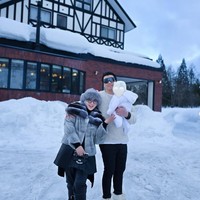 Di kesempatan lain Syahrini terlihaat tampil mengenakan mantel bulu dipadukan dengan topi bulu abu-abu dan celana panjang serta boots hitam. Ia tampak kembali memamerkan keharmonisan keluarga kecilnya tersebut. Foto: Instagram/@princessyahrini