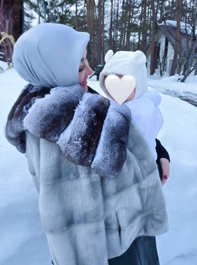 Wanita 44 tahun itu juga terlihat begitu menikmati perannya sebagai seorang ibu. Diketahui saat ini putri Syahrini itu berusia sekitar 6 bulan. Foto: Instagram/@princessyahrini