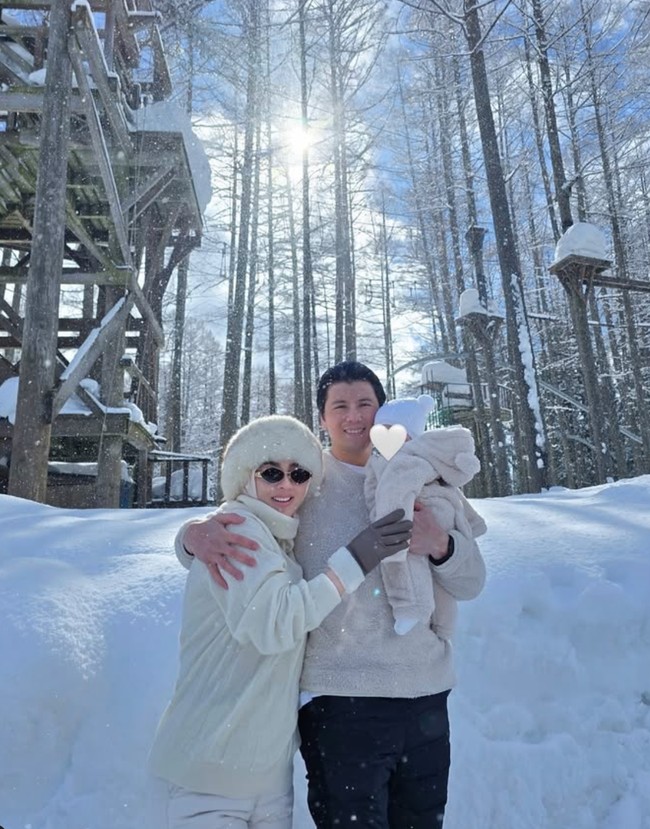Syahrini dan keluarga kecilnya tampaknya masih betah berada di Jepang. Baru-baru ini ia kembali membagikan momen dirinya dan keluarga yang berkesempatan bermain salju di sana. Foto: Instagram/@princessyahrini