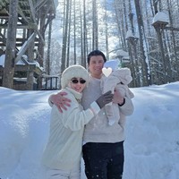 Syahrini dan keluarga kecilnya tampaknya masih betah berada di Jepang. Baru-baru ini ia kembali membagikan momen dirinya dan keluarga yang berkesempatan bermain salju di sana. Foto: Instagram/@princessyahrini