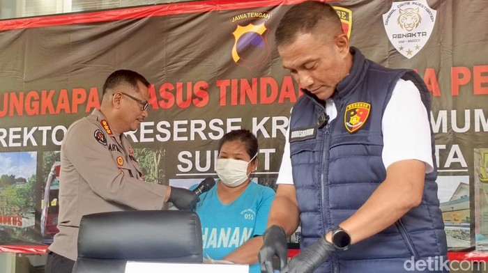 Tersangka dan barang bukti kasus prostitusi yang dibongkar Polda Jateng di Gunung Kemukus, Kabupaten Sragen, Selasa (4/2/2025).