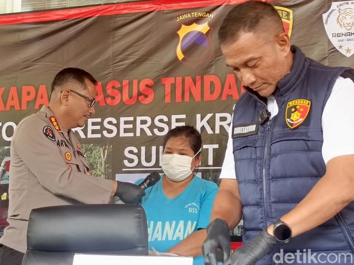 Tersangka dan barang bukti kasus prostitusi yang dibongkar Polda Jateng di Gunung Kemukus, Kabupaten Sragen, Selasa (4/2/2025).