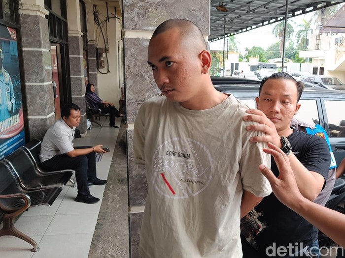 Tersangka yang memukuli driver ojol saat digelandang tim Sat Reskrim Polresta Cilacap, Selasa (4/2/2025).