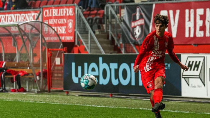 ENSCHEDE, NETHERLANDS - DECEMBER 10: Tim Geypens of FC Twente during the Friendly match between FC Twente and Sparta Rotterdam at De Grolsch Veste on December 10, 2022 in Enschede, Netherlands (Photo by Marcel Ter Bals/BSR Agency/Getty Images)