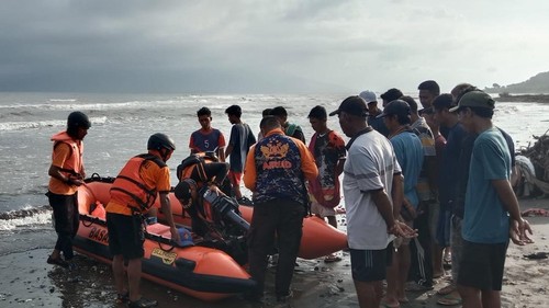 Tim SAR Bima bersiap mencari korban banjir di sekitar pantai Desa Nanga Wera, Kecamatan Wera, Kabupaten Bima, NTB, pada Selasa, (4/2/2025).