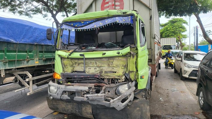 Truk tronton ringsek seruduk fuso di Pantura Pati, Selasa (4/2/2025).