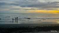 Bentang pantai yang luas tanpa penghalang