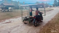 Transportasi rakyat di sekitar pantai