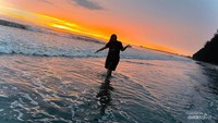Kontur pantai yang landai dan air laut yang tipis